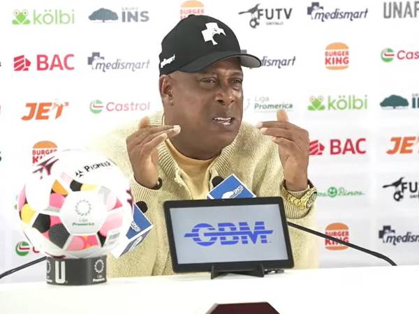 Hernán Medford se molesta y abandona la conferencia de prensa.