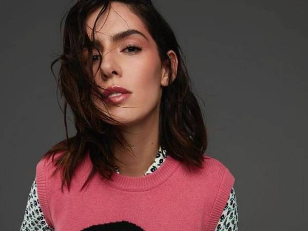 Camila Valero es una de las figuras emergentes dentro de la dinastía artística liderada por Silvia Pinal, la última diva del Cine de Oro. La joven actriz, DJ y modelo es bisnieta de Pinal.