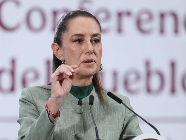 La presidenta de México, Claudia Sheinbaum, habla durante una rueda de prensa este martes, en Palacio Nacional de la Ciudad de México (México).