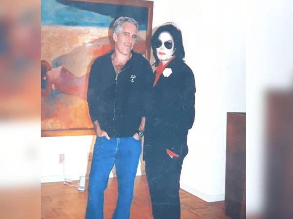 Fotografía sin fecha específica de toma, publicada por el Departamento de Justicia de Estados Unidos (DOJ) dentro de los archivos del caso del pederasta Jeffrey Epstein donde aparece posando junto al cantante Michael Jackson.