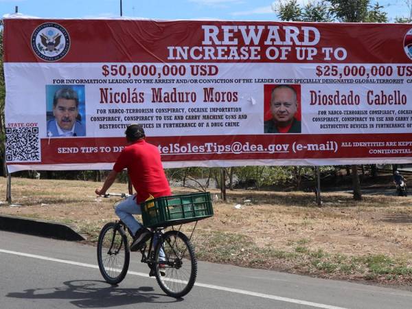 Una valla con la recompensa que ofrece el Gobierno de Estados Unidos por el mandatario venezolano, Nicolás Maduro, y su ministro de Interior, Diosdado Cabello, fue instalada este sábado del lado colombiano de la frontera con la nación caribeña. Así lució antes de ser desmantelada.