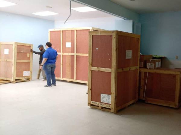 El equipo que conforma el acelerador lineal comenzó a ser instalado dentro del búnker del Hospital General San Felipe.