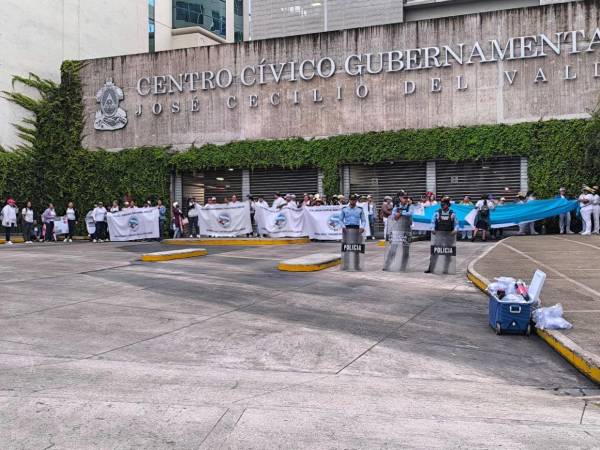 La Policía Nacional desplegó un dispositivo especial de seguridad a inmediaciones del Centro Cívico Gubernamental.