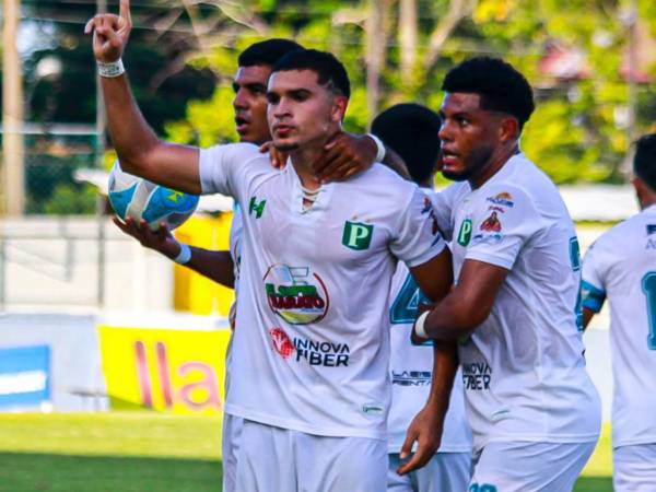 Erick Puerto la pasa mal y el gol se le está negando con Platense.