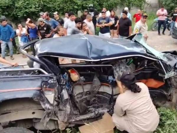 El Cuerpo de Bomberos sacó a las personas que quedaron atrapadas entre el amasijo de hierro.