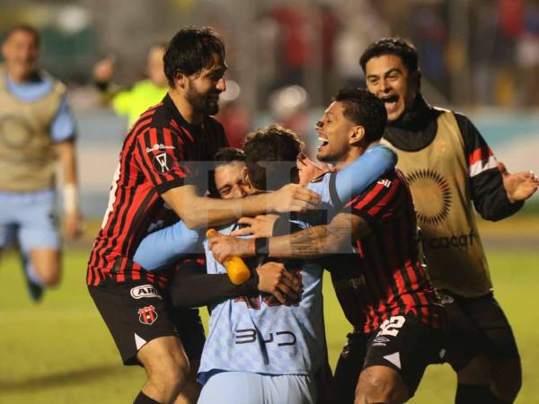 Imágenes del desarrollo del partido Olimpia vs Alajuelense.