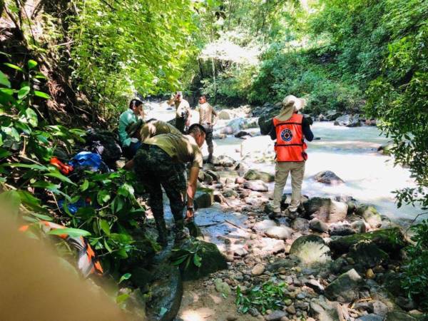 Personal de socorro de Copeco y de las Fuerzas Armadas realizaban la búsqueda del joven que murió al ser arrastrado en el río San Antonio, en Jinuguara, en la Paz.