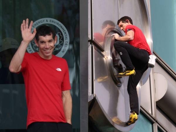 Desprovisto de toda medida de seguridad y equipado solo con unos zapatos especiales, una bolsa de magnesio y su emblemática camiseta roja, el estadounidense Alex Honnold hizo historia al alcanzar con éxito la cima del rascacielos Taipei 101, el undécimo edificio más alto del mundo.