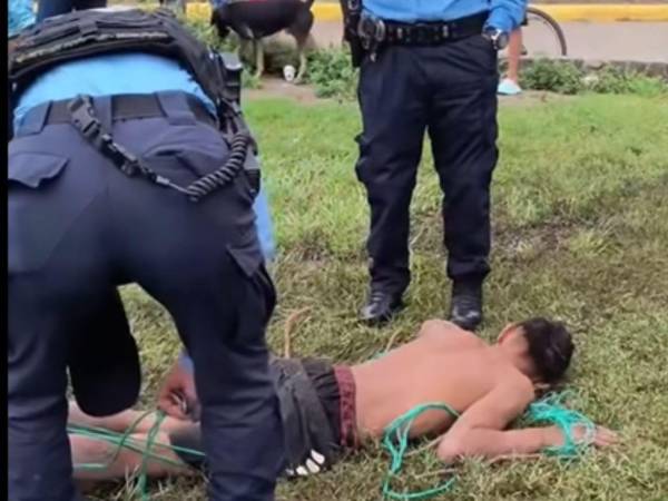 El joven fue liberado por la Policía Nacional y llevado a una posta policial de San Pedro Sula.