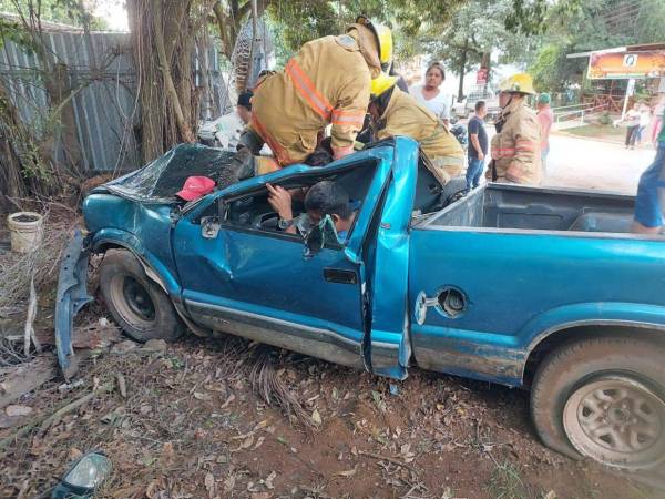 Tres personas quedaron atrapadas dentro de un vehículo tipo pick-up luego de sufrir un brutal accidente de tránsito en el barrio El Campo del municipio de Catacamas, departamento de Olancho.