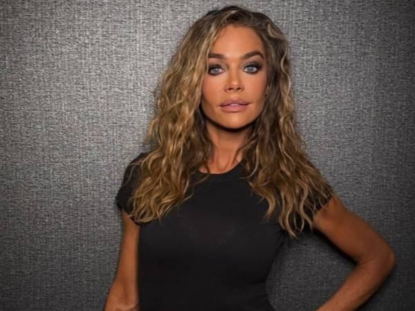 La jueza resolvió que la actriz Denise Richards deberá abonar a su exesposo Aaron Phypers una manutención conyugal temporal de 5,000 dólares al mes, además de 30,000 dólares destinados a cubrir sus honorarios legales en el proceso de divorcio.