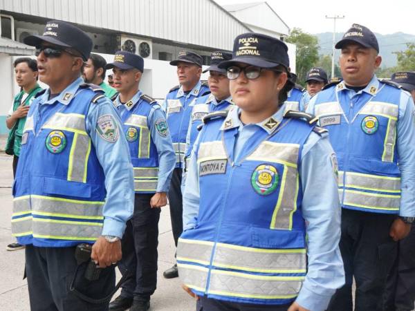 Agentes de seguridad y personal de emergencia participan en el operativo nacional de la Semana Morazánica para proteger a la ciudadanía.