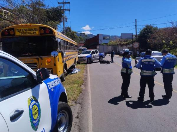 Escena del accidente en El Chimbo, donde una motociclista de 25 años murió tras colisionar con un bus de transporte público.