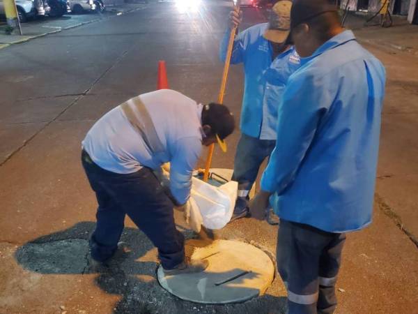 Actualmente, los equipos trabajan en la colonia La Esperanza y colonia Palmira, donde realizan la instalación de tapaderas de pozos de inspección para mejorar la seguridad de peatones y conductores.