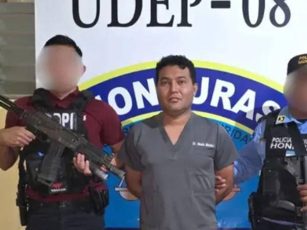 El galeno fue trasladado al centro penitenciario de Siria, donde permanecerá mientras se espera la audiencia inicial.