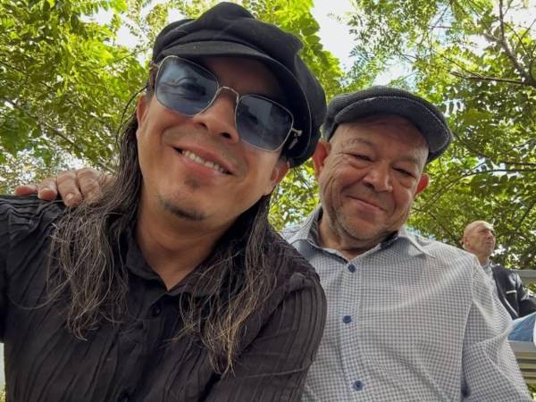 Ayer, el vocalista de Diablos Negros y El Dúo Los Tres había pedido a sus seguidores que oraran por su padre. Les pido lleven en sus oraciones a mi amado papá ya que está complicado de salud, gracias, escribió. Hoy por la tarde, comunicó la noticia del deceso, sin revelar la causa o mayores detalles.