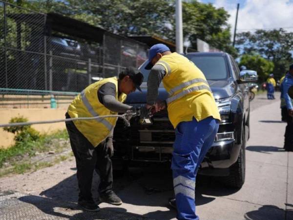 Mientras avanzan los trabajos, agentes de la DNVT y personal de Movilidad Urbana supervisan el sector y orientan a los conductores sobre las disposiciones viales.