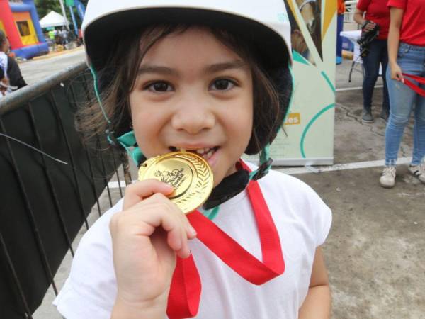 Todos los participantes de la Vuelta Infantil 2025 están siendo recibidos en la meta con medallas de participación, promoviendo su motivación, su espíritu deportivo y solidaridad. Pero, ¿cuáles son los premios principales para los ganadores? Aquí los detalles.