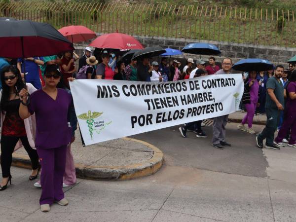 Médicos de distintas instituciones se preparan para participar en la asamblea extraordinaria convocada por el Colegio Médico de Honduras en Tegucigalpa.