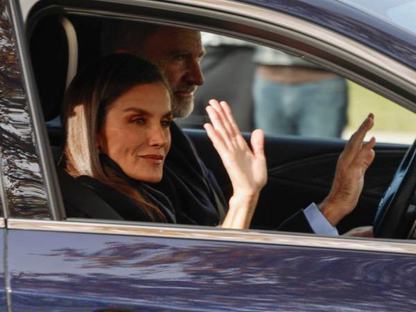 El encuentro se produce tras la no invitación del Emérito a los actos oficiales por los $50$ años de monarquía, enfatizando el carácter privado del reencuentro real.