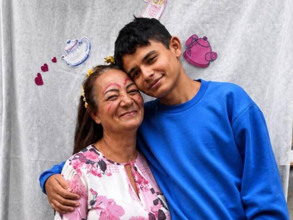 Una supuesta pastora brasileña de 67 años y un joven se casaron recientemente en una ceremonia religiosa que nadie olvidará pronto. La pareja selló su amor con un beso en frente de la congregación, generando gran polémica en redes sociales donde las imágenes se volvieron virales. A continuación los detalles.