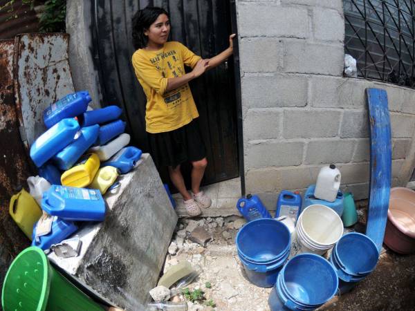 Katherine Hernández estaba parada en la puerta de su casa viendo como, después de meses, una cisterna de la UMAPS llenaba la pila gratis. Aunque pagan el recibo, el agua no llega y menos con la crisis hídrica.