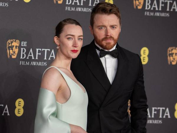 La actriz irlandesa Saoirse Ronan y su esposo, el actor Jack Lowden, han recibido a su primer hijo, según confirmaron fuentes cercanas a la pareja.