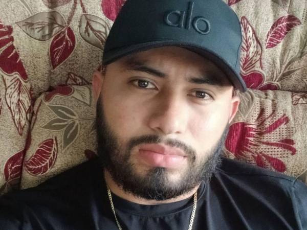 La noche del lunes 3 de agosto, tres personas perdieron la vida y una resultó herida tras un ataque armado en Jutiapa, Atlántida. Thomas Bodden es una de las víctimas y detrás de él hay un antecedente escondido. Esto se sabe.