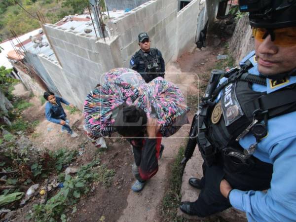 Miembros de la Policía Nacional llegaron a tempranas horas de la mañana de este lunes 7 de septiembre al sector 8 de la colonia Villa Nueva, donde varias familias están abandonando sus viviendas debido a supuestas amenazas del crimen organizado.