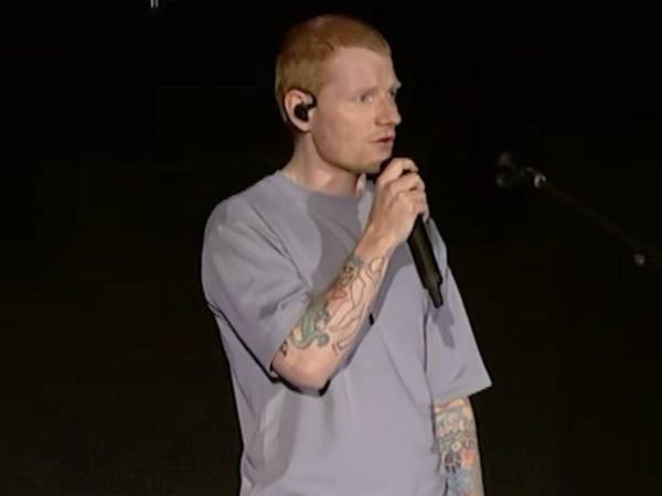 Tras la polémica expulsión del rapero Macklemore por sus expresiones propalestinas, Ed Sheeran retomó su gira en Estados Unidos con un contundente discurso en el que calificó la situación en Gaza de catastrófica, mientras el debate sobre la libertad de expresión sacude los escenarios norteamericanos.
