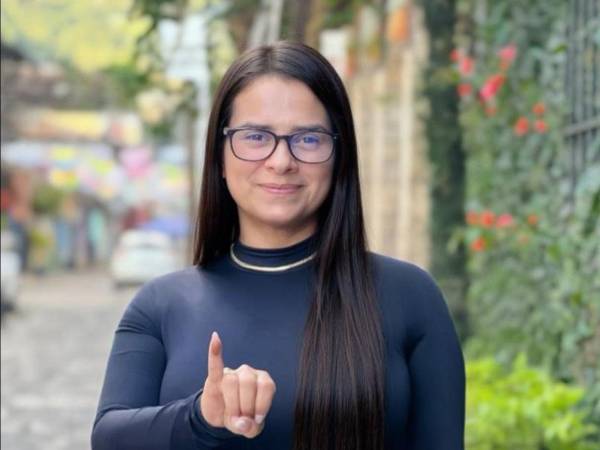 De acuerdo con los datos preliminares del Consejo Nacional Electoral (CNE), Isis Cuellar, reconocida por el escándalo de Sedesol, estaría figurando entre los diputados electos durante los comicios del 30 de noviembre por el partido Libertad y Refundación, en el departamento de Copán.