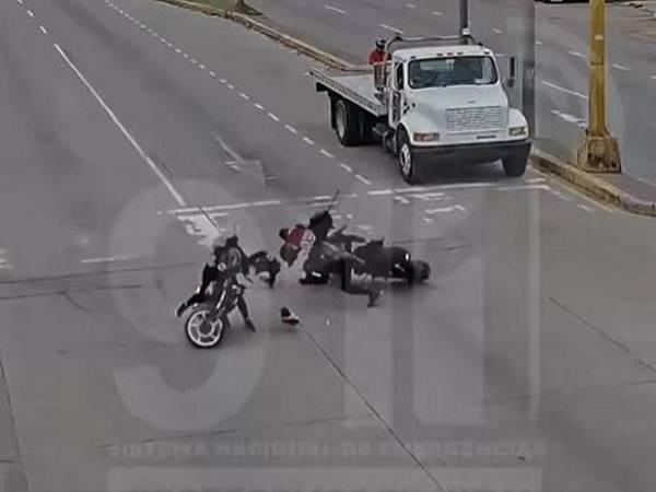 Las tres personas quedaron con serias lesiones tras el fuerte impacto.