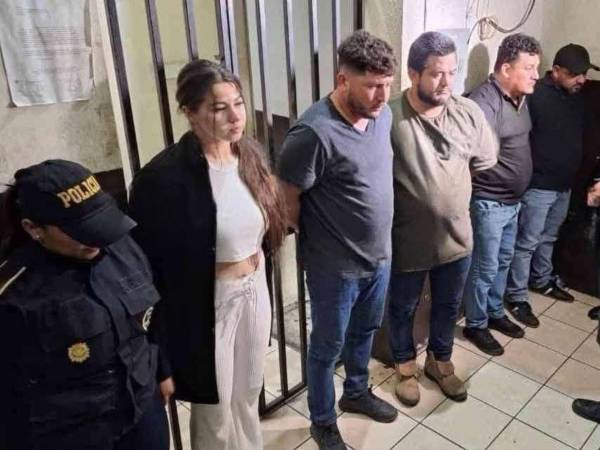 La Policía Nacional de Guatemala capturó a 14 personas de una estructura criminal ligada al narcotráfico en Guatemala. Entré los aprehendidos estaba la ex candidata de belleza, Jennifer Dinora Bachez Bolaños, de 24 años, quien participó como aspirante a la corona de reinado de Escuintla en 2023.