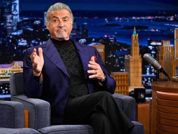 Sylvester Stallone, actor que interpretó a John Rambo durante más de cuatro décadas, reveló que había propuesto participar en una precuela de la saga utilizando tecnología de inteligencia artificial para recrear al personaje cuando tenía 18 años.