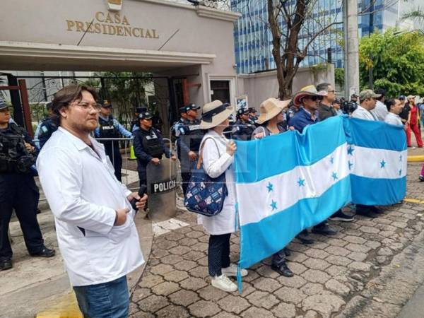 Médicos de diferentes regiones de Honduras se congregaron en Tegucigalpa tras la convocatoria realizada por el Colegio Médico de Honduras (CMH). Luego de participar en una asamblea informativa, se movilizaron hasta Casa Presidencial para exigir respuestas a sus demandas.