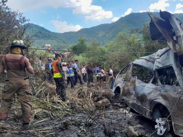 El bus rapidito se quemó tras volcarse a la altura de la colonia Lempira de San Pedro Sula.