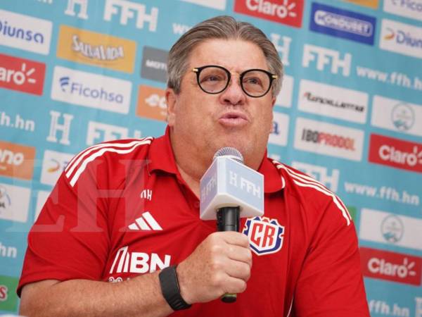 Miguel Herrera advierte a Reinaldo Rueda antes del choque en el estadio Morazán.