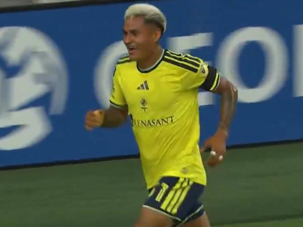 Andy Najar aprovechó el espacio para entrar por la banda derecha y definir de cabeza.