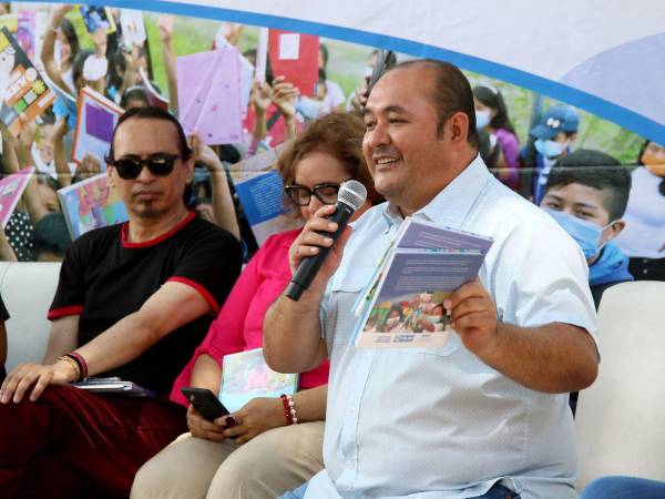 El poeta hondureño Salvador Madrid conmemora una década dirigiendo las filas de un festival que nació de un imaginario tan ambicioso como generoso.