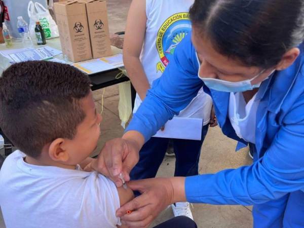 Las brigadas de vacunación del Distrito Central aplicaron la vacuna contra el dengue a los menores de 6 a 16 años en los centros educativos.