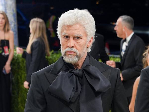 Como detalle en su atuendo, el artista hispano llevó un traje negro con blusa de gran lazada en el cuello.