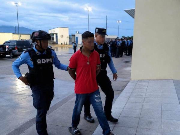 Los tres capturados serán puestos a disposición de la Fiscalía de turno para continuar con el proceso legal en su contra.