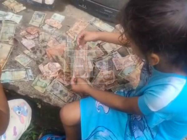 La pequeña contaba emocionada los billetes de 500, 100, 50, 20, 10 y 5 lempiras que había ahorrado durante mucho tiempo.
