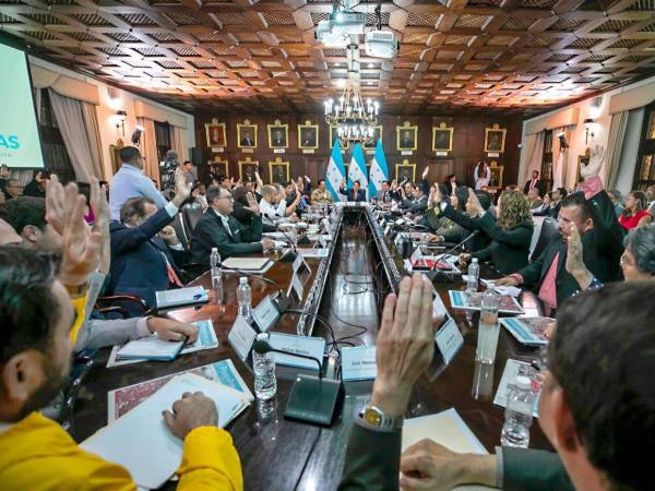 Todos los altos funcionarios del gobierno de Libre han pasado a la cancelación de sus contratos.