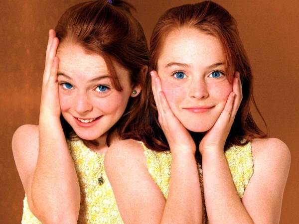 La icónica imagen de una Lindsay Lohan adolescente en el papel de dos hermanas gemelas: Annie y Hallie.