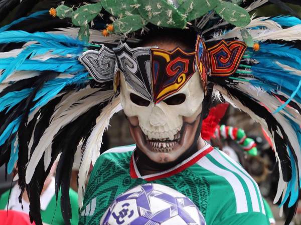 Cientos de personas participaron este domingo en el desfile 'Catrinas Mundialistas', convocado por la Secretaría de Cultura de la Ciudad de México, como parte de las actividades rumbo al Mundial 2026, que tendrá sede en México, Estados Unidos y Canadá. Aquí las imágenes del inusual desfile.