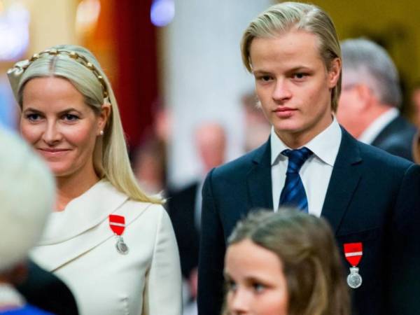 Marius Borg Høiby, hijo de la princesa heredera Mette-Marit, seguirá recluido en su vivienda dentro de la finca de Skaugum hasta que se resuelvan los recursos pendientes contra su condena.