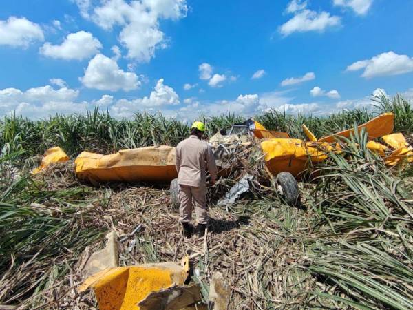 La avioneta amarilla quedó destruida por el fuerte impacto.
