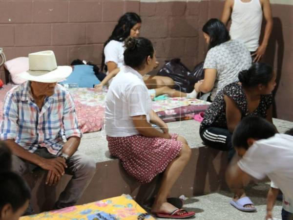 Muchas de las personas damnificadas por los deslizamientos e inundaciones en la colonia Villa Unión de Comayagüela se encuentran refugiadas en un albergue, mientras otros aún buscan rescatar lo poco que les quedó. Más detalles a continuación.