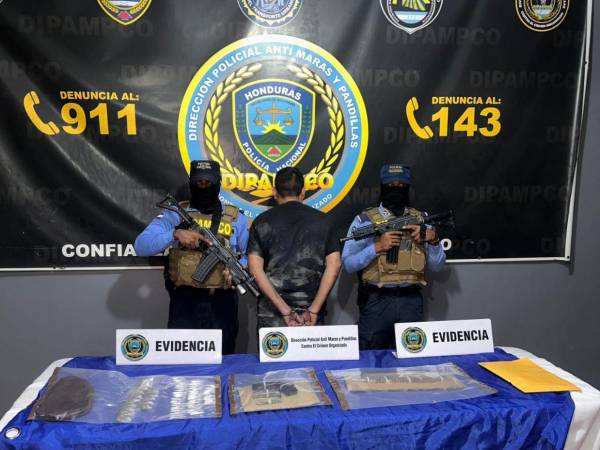 José Roberto Pérez Mejía, alias El Chore tras ser arrestado, junto a la evidencia que le fue decomisada por la Dipampco.